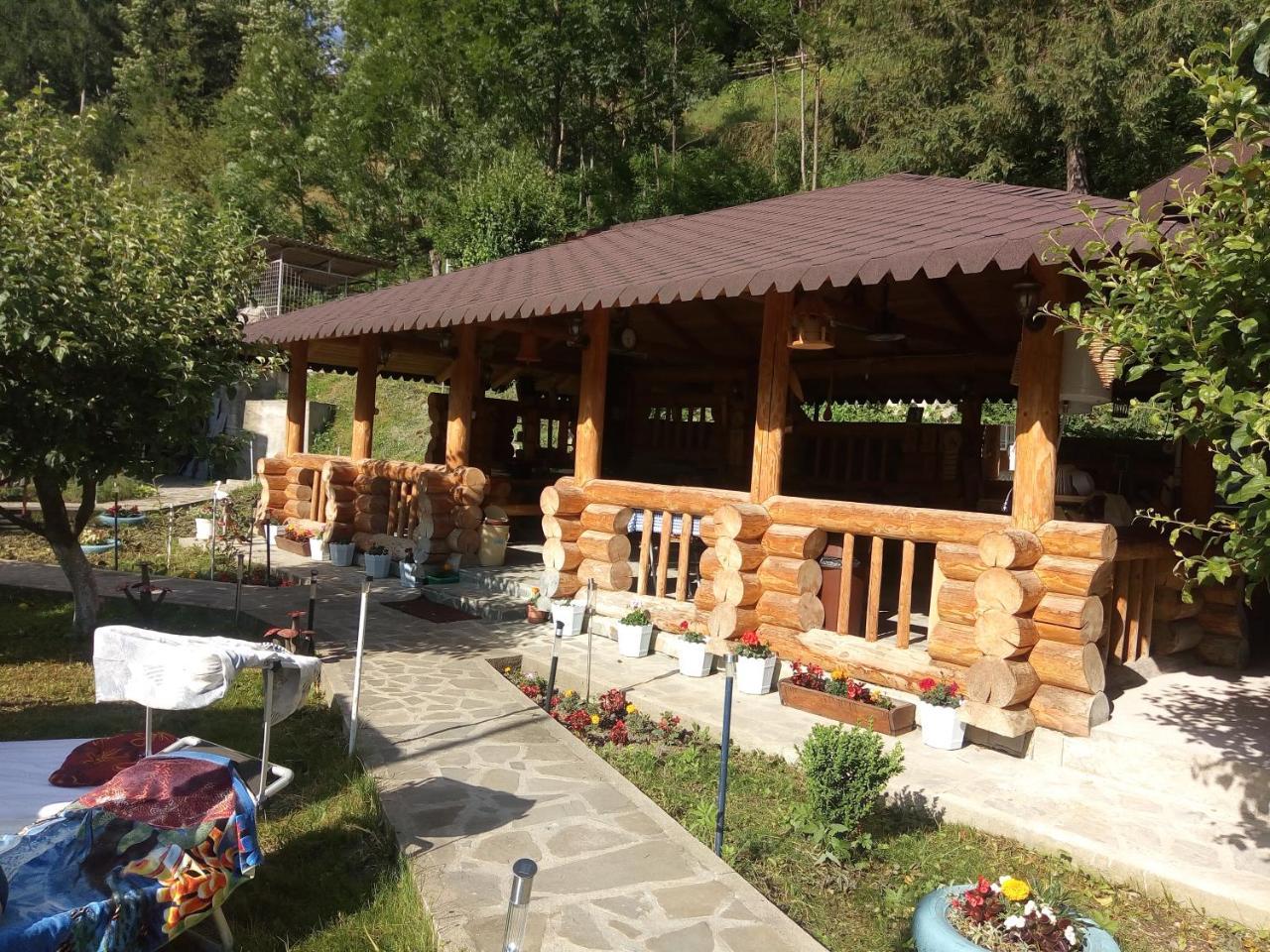 Pensiunea Serbeca Brosteni Екстериор снимка